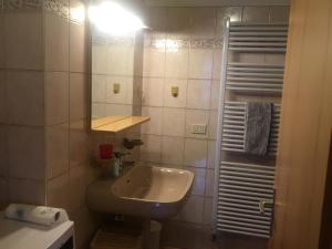 普雷达佐Appartamento Genziana的一间带水槽和镜子的小浴室