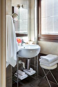 维罗纳自由镇桑皮耶特洛酒店的浴室配有盥洗盆、镜子和毛巾