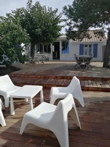 拉盖里尼耶尔nataliledeco bed and breakfeast的庭院里一组白色的桌椅