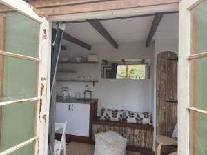 贝林真Bellingen Hideaway Tiny Home- Breathe. Discover. Renew.的一间厨房,内设一个柜台和窗户