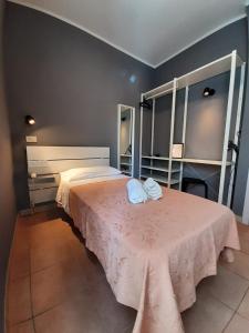 里米尼Hotel Originale by ALEhotels的一间卧室配有一张床,上面有两条毛巾