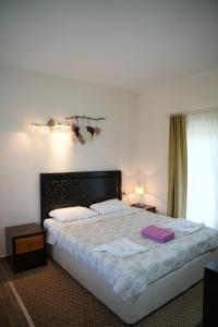 凯麦尔Sofia Residence的一间卧室配有一张床,上面有两条毛巾