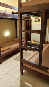 鲁滕Chacha Homestay & Dormitory的客房设有两张双层床和一扇窗户。