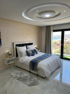 萨伊迪耶Bella Address Hotel Beach的一间卧室设有一张圆形天花板的床。