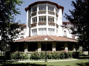 莱昆韦里阿耶斯塔兰一号旅馆的白色的大建筑,设有瓷砖屋顶