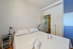 扎达尔Apartment Dada Zadar -Excellent apartment nearby old city的卧室配有白色床和毛巾