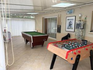 CursanVilla entre bordeaux et saint emilion的一间设有桌上足球和台球桌的房间