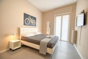阿韦利诺B&B Civico 168 Bellerofonte的卧室配有一张床,墙上挂着自行车照片