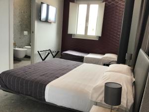 瓦斯托VILLA ACTEA的酒店客房带两张床和一间浴室