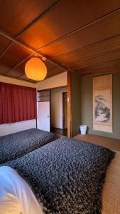 日光桑加日光旅馆的一间卧室,卧室内配有一张大床