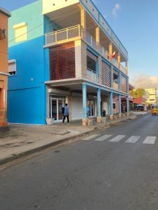 迭戈苏瓦雷斯Résidence Beyt Salama - T1bis ou T4的街道边的蓝色建筑
