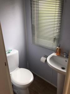 爱丁堡Lunas chill pad的浴室配有白色卫生间和盥洗盆。
