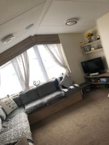 爱丁堡Lunas chill pad的带沙发和大窗户的客厅