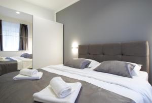 斯普利特Split Urban Getaway的一间卧室配有一张大床和毛巾