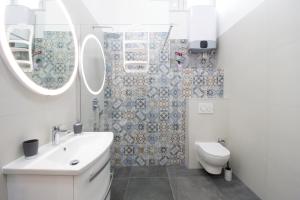 斯普利特Split Urban Getaway的浴室配有白色水槽和卫生间。