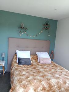 Romilly-sur-AndelleMaison architecte的一间卧室配有一张大床和两个枕头