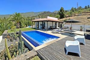 蒂哈拉费Casa El Consuelo的一座带游泳池和房子的别墅