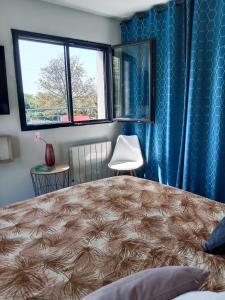 Romilly-sur-AndelleMaison architecte的一间卧室设有一张大床和一个窗户。