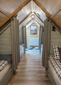 斯克拉斯卡波伦巴Zielony Jeleń - sauna i jacuzzi的一间小房子里的房间,设有两张床