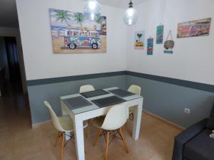 科拉雷侯Casa Julia - OASIS PAPAGAYO的餐桌、椅子和墙上的巴士绘画