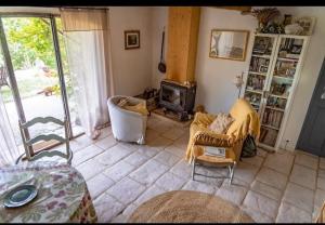 蒙塔尼亚克Le Petit Fabre的带沙发和壁炉的客厅