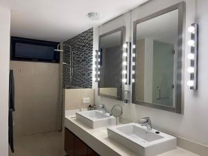 波普托New Appartement Fisherman的一间带两个盥洗盆和大镜子的浴室