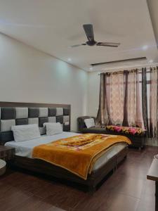 阿姆利则Hotel Sukhman Residency的一间卧室配有一张大床和吊扇