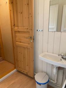 旺斯内斯索尔峰菲力屯旅馆的一间带水槽、卫生间和门的浴室