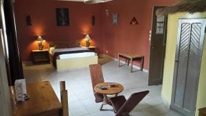 达喀尔奥帕诺拉米奇旅馆的客房设有带一张床和一张桌子的卧室