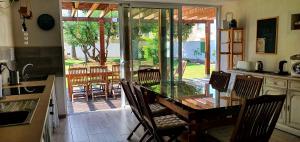 弗拉门卡海滩ZENIA HOSTEL的厨房配有玻璃桌和椅子