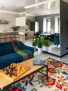 扎波罗热3 Rooms VIP Apartment on Metallurgov 5的客厅配有蓝色的沙发和桌子