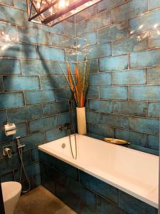 扎波罗热3 Rooms VIP Apartment on Metallurgov 5的蓝色瓷砖浴室设有浴缸和卫生间