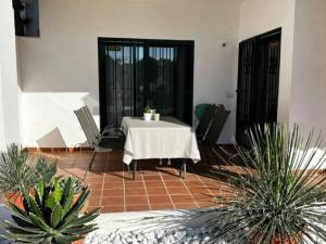 阿尔豪林格朗德Ruim appartement, zonnig terras, Alhaurin Golf!的庭院配有桌椅和植物