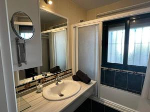 阿尔豪林格朗德Ruim appartement, zonnig terras, Alhaurin Golf!的一间带水槽和镜子的浴室