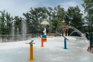 卡夫里利亚Orlando in Chianti Glamping Resort的一个带水滑梯和喷泉的水上公园