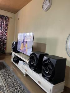弗里敦Yogi Home Stay Near Freetown Airport的一间带电视和2个扬声器的客厅
