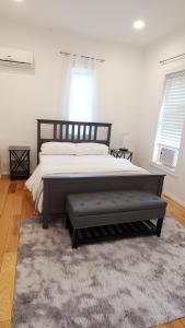 布鲁克林Gorgeous Victorian House!! Entire suite in SAM's home的一间卧室配有一张大床和地毯。