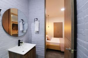 卡利554 Apartments的一间带水槽和镜子的浴室