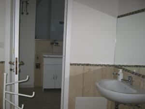 诺沃利B&B A casa delle zie的一间带水槽和镜子的浴室