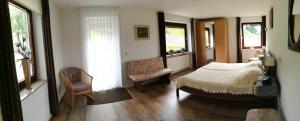 拜尔斯布龙加尼塔布里克旅馆的一间卧室配有一张床、一把椅子和窗户。