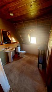 AnakaoChez Peter Pan Anakao的一间带卫生间和水槽的浴室