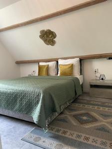 米德尔堡Hotel De Dampoort的一间卧室配有一张带绿色棉被的床