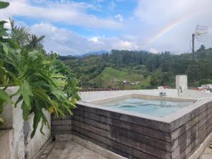 萨兰托Hostal Hilltop Salento的底部带彩虹的热水浴池