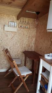 Romantisches Gästehäuschen的小房间一张椅子和一张桌子