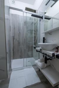 奥托纳DOMORA BEDROOMS的一间带玻璃淋浴和水槽的浴室