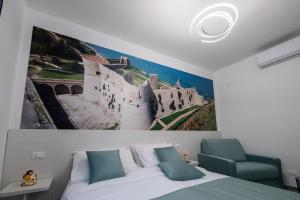 奥托纳DOMORA BEDROOMS的卧室的墙上挂着城堡的照片
