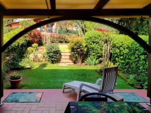 蒙特卡蒂尼泰尔梅7 Panorama的一个带桌椅的庭院和一个花园