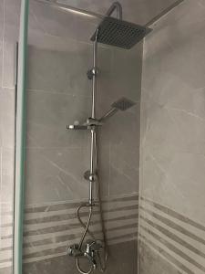 瓦迪拉姆Princess luxury camp的浴室内配有淋浴和头顶淋浴