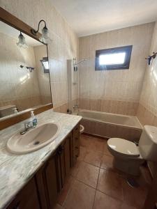隆达Casa Rural El Escondite的浴室配有盥洗盆、卫生间和浴缸。