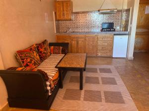 达赫拉Dar Rio Oro的客厅配有沙发和桌子